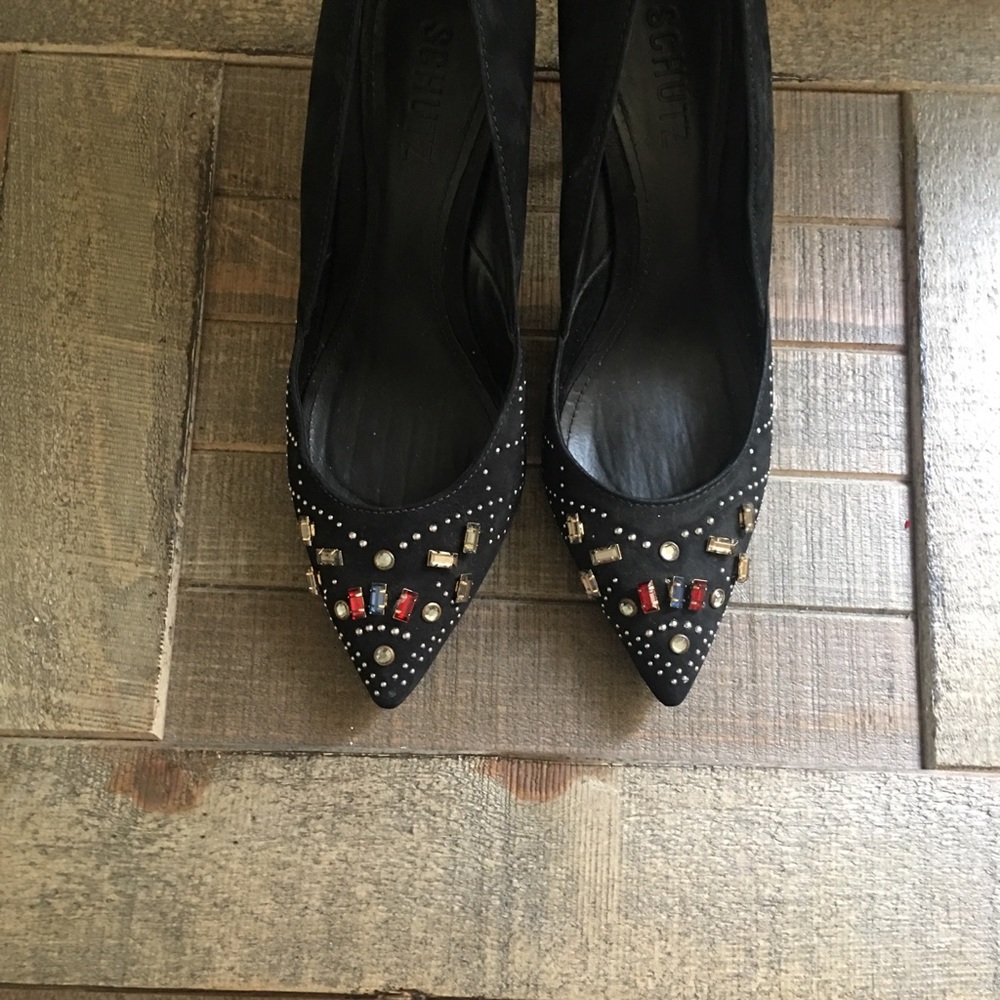 Schütz Black hells  Empower beauty. Treat yourself